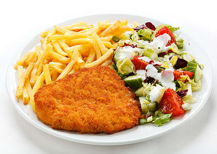 carne fritta, insalata di verdure e patatine fritte, patate, pollo, lattuga, maionese, piatto, sfondo bianco, Sfondo HD HD wallpaper