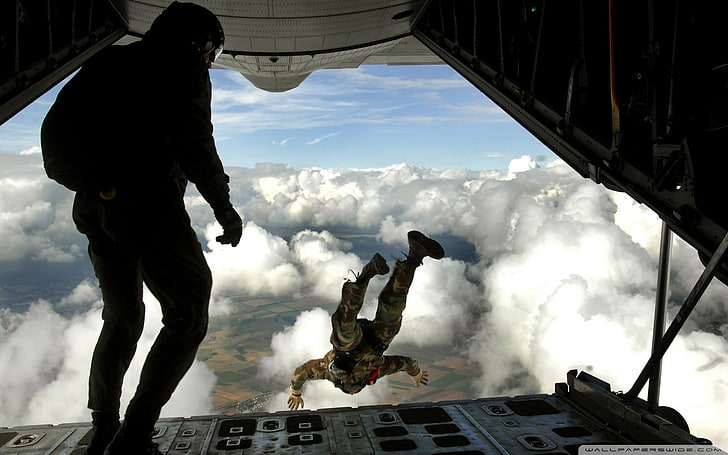 человек прыгает с самолета, война, прыжки с парашютом, солдат, военные, транспортное средство, HD обои