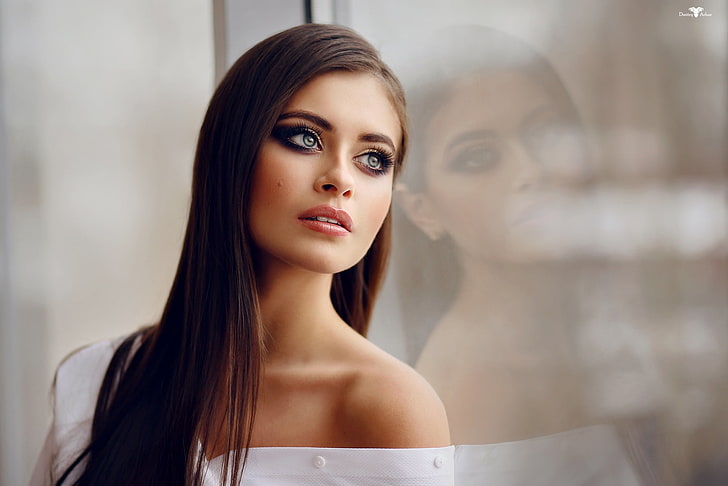 Dmitry Arhar, langes Haar, Fenster, Spiegelbild, Make-up, Frauen, Modell, Porträt, Brünette, lange Wimpern, Blick in die Ferne, nackte Schultern, HD-Hintergrundbild