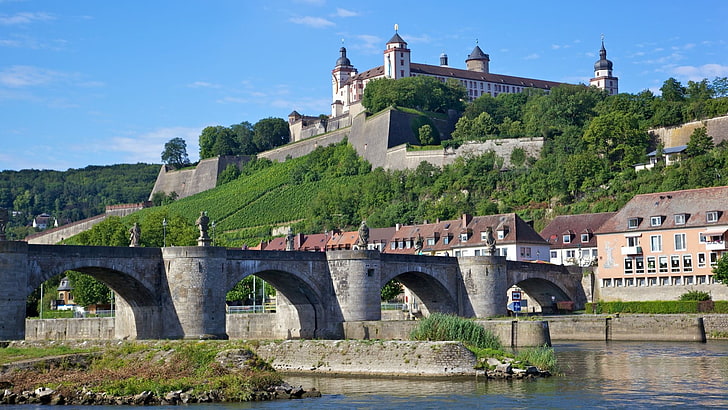 gri beton köprü, mimari, kale, doğa, ağaçlar, almanya, kasaba, eski bina, köprü, kemer, kule, nehir, tepeler, orman, kale, Würzburg, HD masaüstü duvar kağıdı