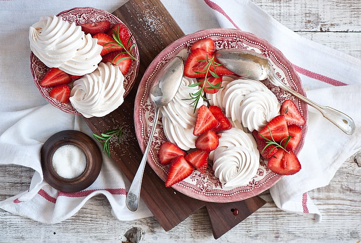 två skålar med jordgubbsdesserter, jordgubbar, grädde, efterrätt, söt, HD tapet