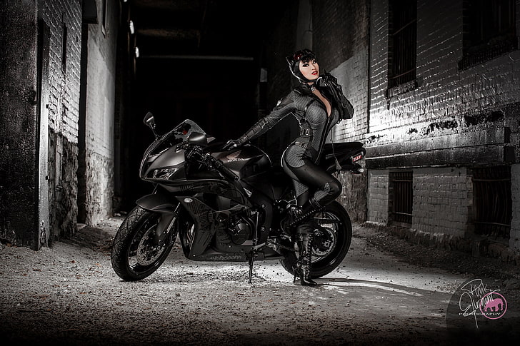 черный спортивный мотоцикл, кошка, девушка, двор, костюм, мотоцикл, косплей, Женщина-кошка, HD обои