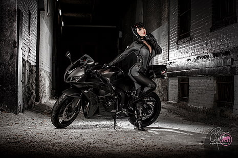 schwarzes Sportfahrrad, Katze, Mädchen, Hof, Kostüm, Motorrad, Cosplay, Catwoman, HD-Hintergrundbild HD wallpaper