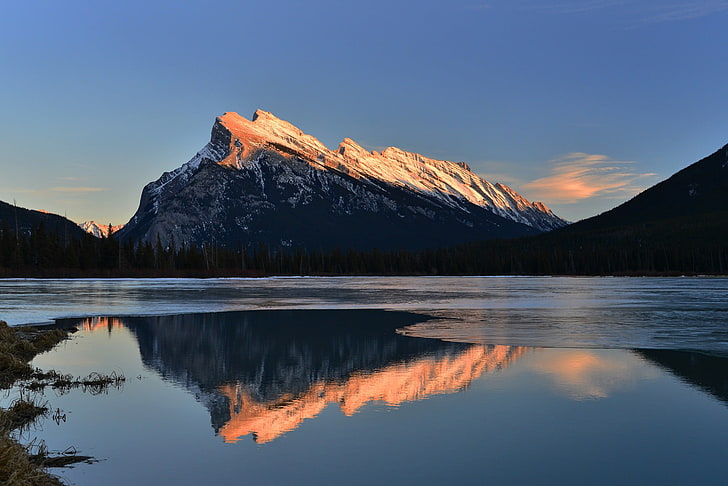 ภูเขาที่ปกคลุมด้วยหิมะ, อุทยานแห่งชาติแบมฟ์, แบมฟ์, แคนาดา, ธรรมชาติ, ภูมิทัศน์, แสงแดด, น้ำ, การสะท้อน, ภูเขา, ความสงบ, วอลล์เปเปอร์ HD