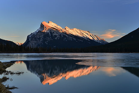 ภูเขาที่ปกคลุมด้วยหิมะ, อุทยานแห่งชาติแบมฟ์, แบมฟ์, แคนาดา, ธรรมชาติ, ภูมิทัศน์, แสงแดด, น้ำ, การสะท้อน, ภูเขา, ความสงบ, วอลล์เปเปอร์ HD HD wallpaper