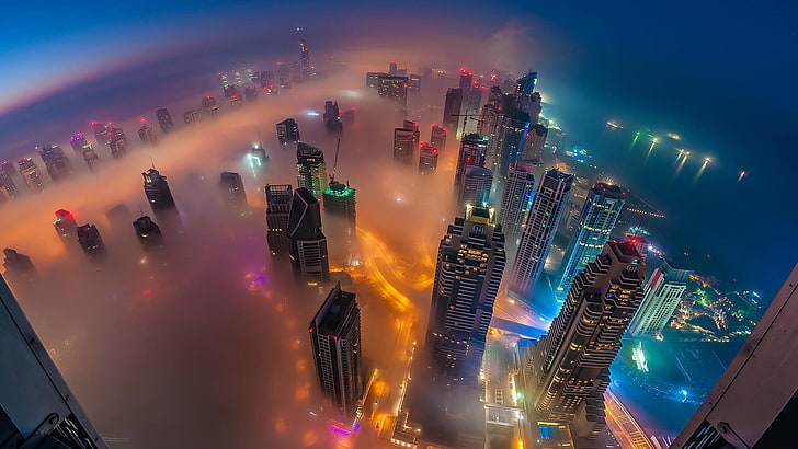 grå höghus, flygbild av stadsbyggnader, stadsbild, stad, dimma, skyskrapa, Dubai, arkitektur, byggnad, natt, ljus, fågelperspektiv, gata, Förenade Arabemiraten, hav, kranar (maskin), vik, berg , Flygfoto, moln, HD tapet