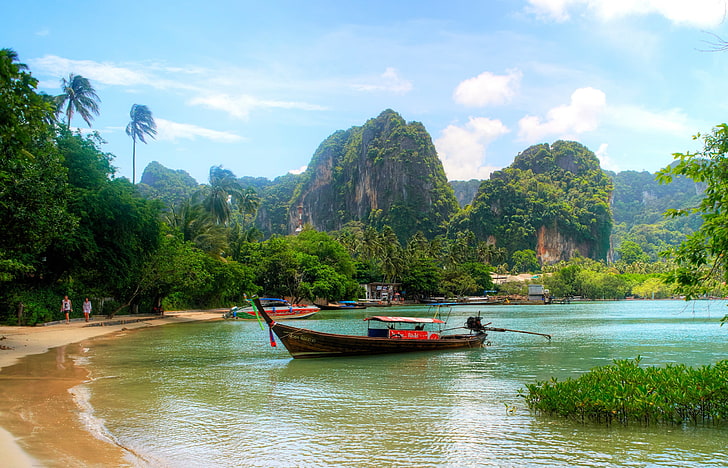 茶色の木製ボート、海、緑、森、ビーチ、空、太陽、雲、木、熱帯、ヤシの木、岩、海岸、ボート、ジャングル、タイ、 HDデスクトップの壁紙