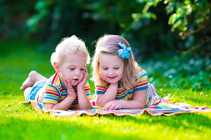 лято, деца, престой, момче, малко, момиче, книга, трева, момчета, малки момичета, HD тапет