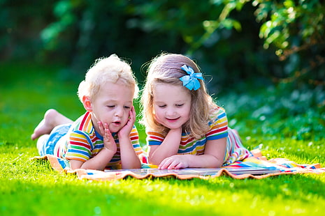 ฤดูร้อนเด็กพักเด็กชายเล็กเด็กผู้หญิงหนังสือหญ้าเด็กชายเด็กหญิงตัวเล็ก ๆ, วอลล์เปเปอร์ HD HD wallpaper