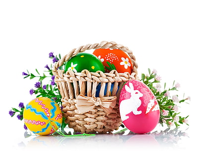 renkli Paskalya yumurtaları ve kahverengi hasır sepet, yumurta, Paskalya, beyaz arka plan, çiçekler, sepet, HD masaüstü duvar kağıdı HD wallpaper