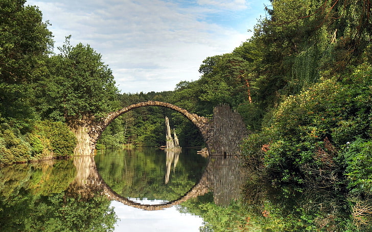зеленое лиственное дерево, вода, деревья, мост, озеро, отражение, Германия, арка, камень, Саксония, Габленц, Rakotzbrücke, Чертов мост, HD обои