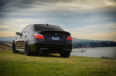 svart BMW M-serie sedan, himlen, gräs, ljus, moln, svart, BMW, strålkastare, baksida, e60, HD tapet HD wallpaper