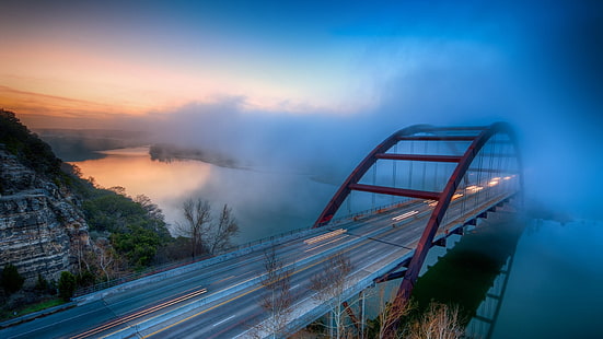 jembatan beton merah dan abu-abu, jembatan merah dan biru di atas badan air, kabut, paparan panjang, sungai, Lampu, Pennybacker Bridge, Austin (Texas), Danau Austin, jalur cahaya, pagi, lanskap, refleksi, jembatan, badai, biru,lalu lintas, Wallpaper HD HD wallpaper