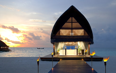 brązowy drewniany domek, malediwy, plaża, tropik, morze, piasek, bungalowy, Tapety HD HD wallpaper