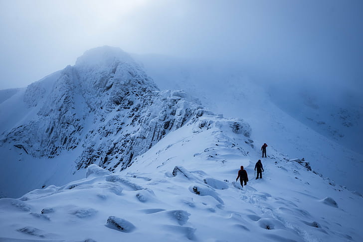 três pessoas escalando a neve cobrindo montanha, cume, pessoas, neve, montanha, cairngorms, escócia, inverno, montanhismo, natureza, esporte, ao ar livre, aventura, caminhadas, montanha pico, esportes radicais, HD papel de parede