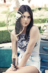 Kendall Jenner ผู้หญิงผมสีน้ำตาลนางแบบกลางแจ้งนั่ง, วอลล์เปเปอร์ HD HD wallpaper