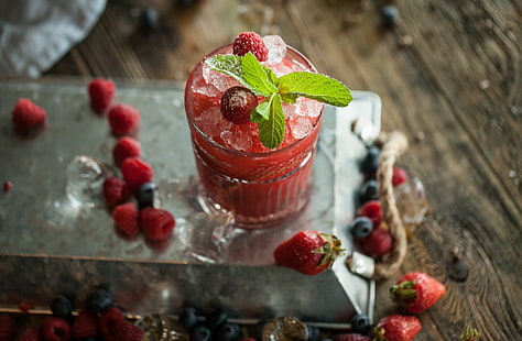 Trinkglas, Cocktail, Cocktails, Obst, Erdbeeren, Himbeeren, Heidelbeeren, Minze, Eiswürfel, HD-Hintergrundbild HD wallpaper