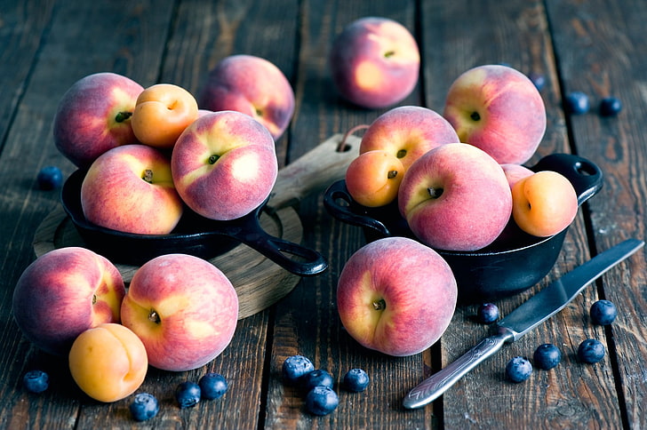 honeycrisp apple lot, fruit, food, peaches, wooden surface, blueberries, cutlery, HD wallpaper