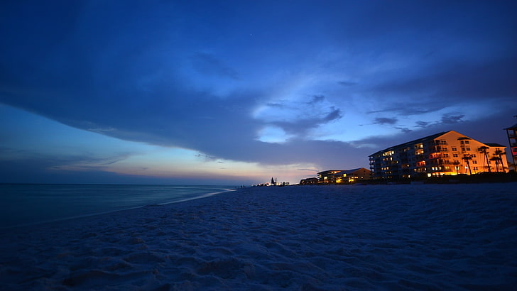 grauer bewölkter Himmel, Strand, Sand, Nacht, Wolken, Lichter, Wasser, Wellen, Palmen, Haus, blau, HD-Hintergrundbild
