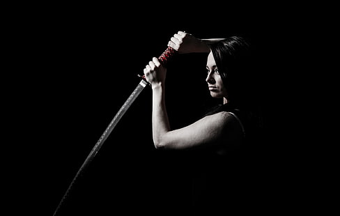 donna che tiene la spada samurai, spada, katana, donne, Sfondo HD HD wallpaper