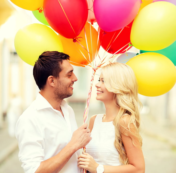 Ärmelloses Damenoberteil mit weißem Rundhalsausschnitt, Bälle, Liebe, Freude, Glück, Luftballons, Paar, glücklich, Paar, Romantik, HD-Hintergrundbild
