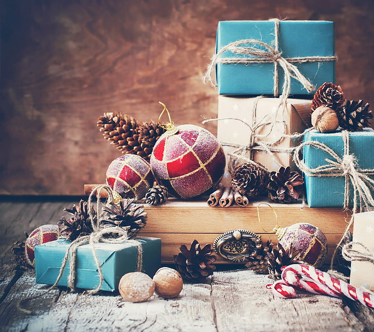 varias cajas de regalo, adornos navideños, nieve, regalos, piñas, Fondo de pantalla HD