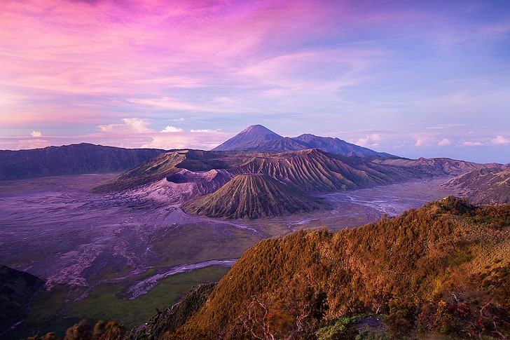коричневая гора, индонезия, остров, ява, вулкан бромо, холмы, высота над уровнем моря, синий, розовый, небо, облака, HD обои