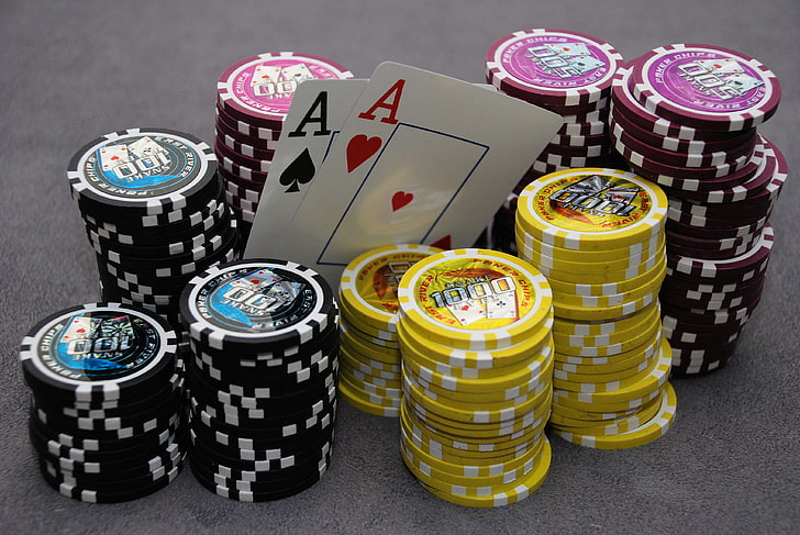 czarne, żółte i fioletowe żetony do pokera, karta, żetony, ACE, kasyno, Tapety HD
