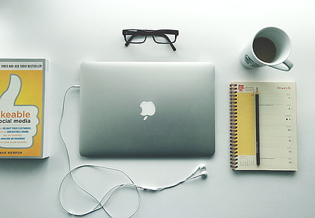srebrny MacBook, jabłko, macbook, laptop, słuchawki, notatnik, kubek, okulary, Tapety HD HD wallpaper