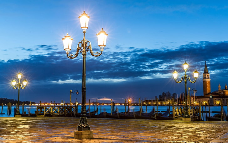 lampu jalan menyala dekat badan air, Italia, Venesia, lampu, malam, ubin, pantai, Wallpaper HD