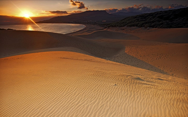 пустинен пясък, залез, слънчева светлина, пейзаж, природа, море, пясък, HD тапет
