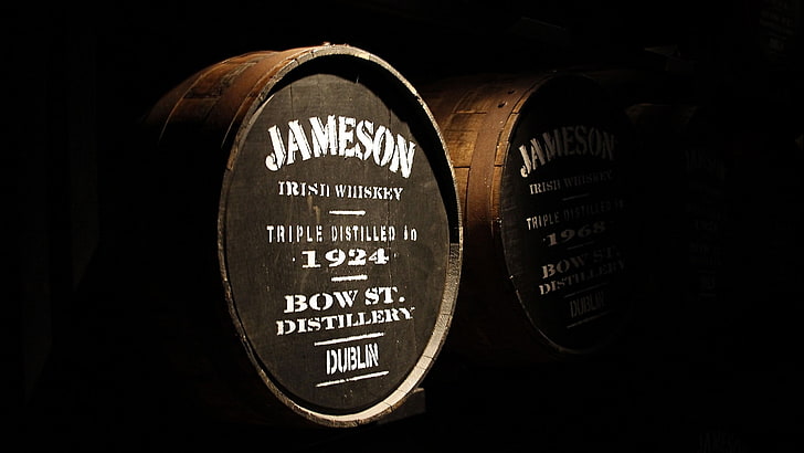 برميل ويسكي أيرلندي من Jameson ، خشب ، سطح خشبي ، ويسكي ، علامة تجارية ، كحول ، Jameson ، براميل ، دبلن ، أيرلندا ، أقبية، خلفية HD