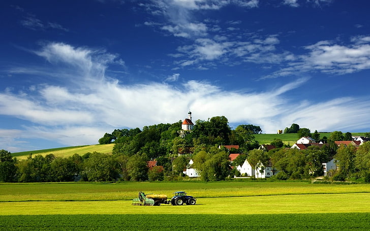 Grüner Bauernhof, Natur, Bäume, Feld, Traktoren, Länder, Dörfer, Haus, Kirche, Wald, Hügel, HD-Hintergrundbild
