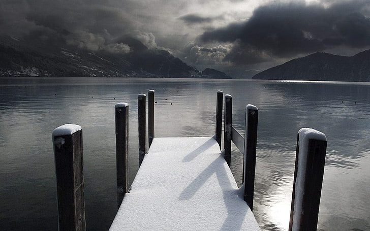 белый и черный деревянный док, пирс, природа, облака, вода, горы, небо, снег, зима, HD обои