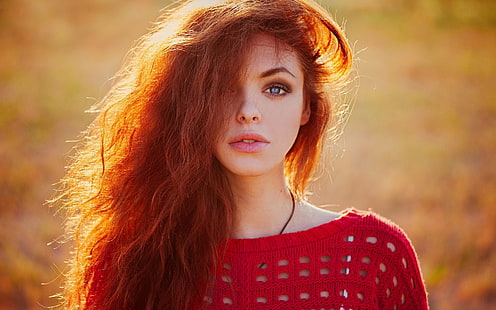 camisa de crochet roja para mujeres, fotografiada de una mujer con top rojo con cuello redondo, mujeres, ojos azules, pelirroja, suéter, luz solar, mirando al espectador, mujeres al aire libre, cabello ondulado, borroso, profundidad de campo, cabello largo, Fondo de pantalla HD HD wallpaper