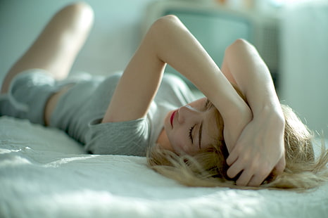 Азиатка, модель, блондинка, в постели, руки в волосы, женщины, HD обои HD wallpaper