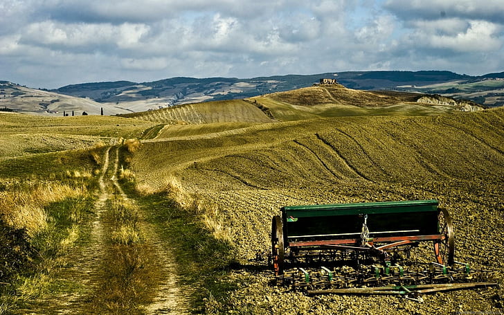Scena rurale In Toscana, campi, mietitrice, strada, nuvole, natura e paesaggi, Sfondo HD