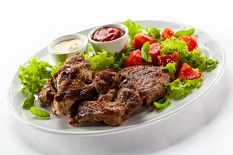 piatto ovale in ceramica bianca, carne, maionese, ketchup, piatto da insalata, sfondo bianco, Sfondo HD HD wallpaper