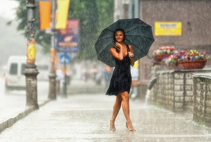 femmes, modèle, brune, cheveux longs, femmes en plein air, pluie, rue, robe noire, talons hauts, parapluie, souriant, gouttes d'eau, Fond d'écran HD