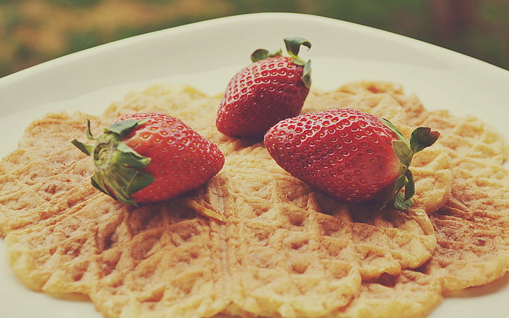 waffles topped with strawberries, strawberries, food, berries, HD wallpaper
