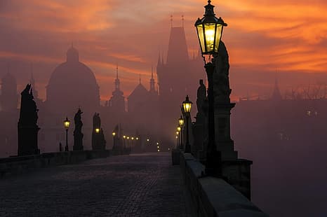Miasto, wieża, katedra, niebo, most, sztuka, chmury, mgła, wschód słońca, oświetlenie uliczne, Praga, Budynki, architektura, Pejzaż miejski, zamglenie, kościół, Czechy, Most Karola, Rzeźby, Posągi, Tapety HD HD wallpaper