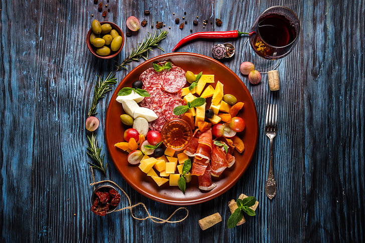 plato de salami, vino, queso, carne, verduras, madera, salchichas, corte, tocino, especias, cortes, salami, Fondo de pantalla HD