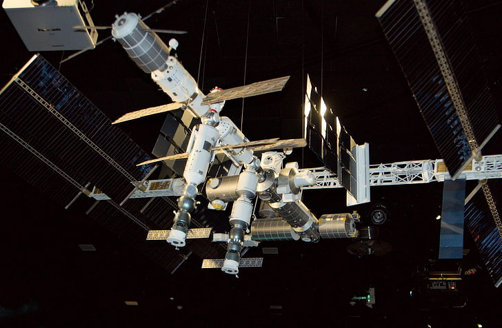 белый и черный спутник корабля, космическая станция, макет, солнечные батареи, HD обои