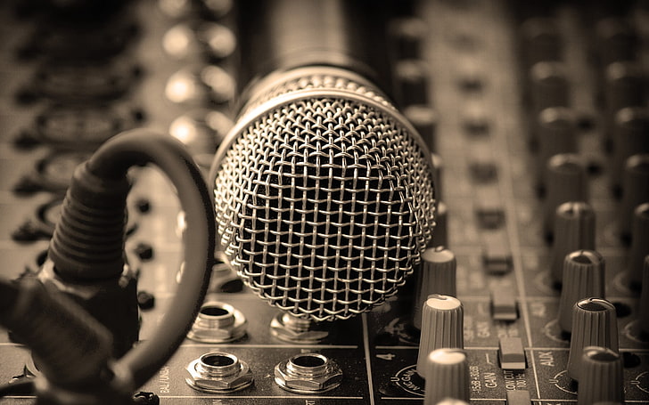 schwarzes und graues dynamisches Mikrofon und grauer analoger Audiomischer, Mikrofon, Draht, Becher, Netz, Metall, HD-Hintergrundbild