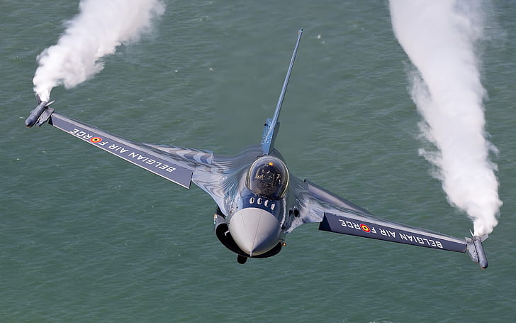 عرض جوي من طراز F-16 ، طائرة نفاثة سوداء ورمادية ، مقاتلة ، جوية ، عرض، خلفية HD