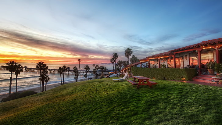 Mesa de picnic de madera roja, playa, Beachcomber Inn, California, Estados Unidos, Fondo de pantalla HD
