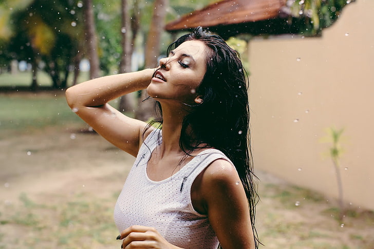 жена, облечена в бял потник с мокра коса през деня, жени, модел, дъжд, Aurela Skandaj, брюнетка, мокра коса, бели върхове, HD тапет