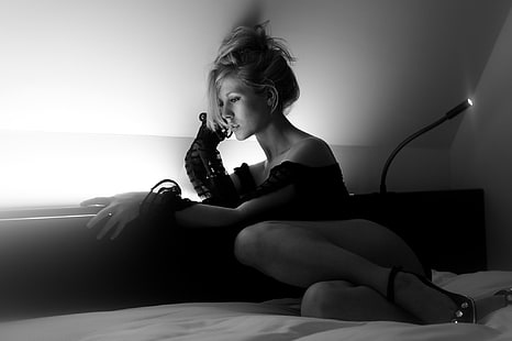 top negro con hombros descubiertos, mujer, monocromo, Raphaella McNamara, piernas, vestido, minivestido, vestido negro, en la cama, Fondo de pantalla HD HD wallpaper
