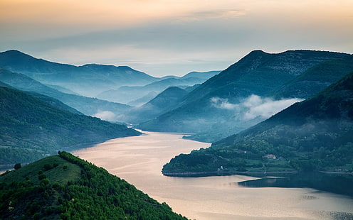 Gewässer umgeben von Bergen, Natur, Landschaft, Nebel, See, Damm, Berge, Wald, HD-Hintergrundbild HD wallpaper