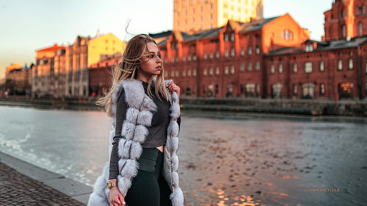 Icona Pictura, women, 500px, photography, grey sweater, riverside, windy, fur, women outdoors, side view, Public, blonde, looking into the distance, watch, HD wallpaper